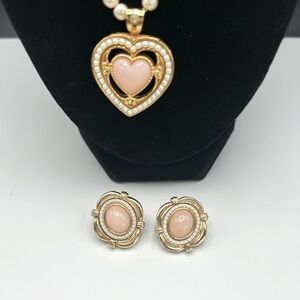 Vintage Avon faux pearl necklace with heart shaped pendant & matching earrings.
